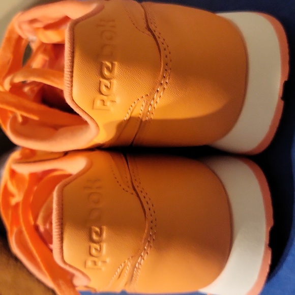 Reebok Sneakers with black reebok shirt. Only shoes available. - Picture 10 of 12